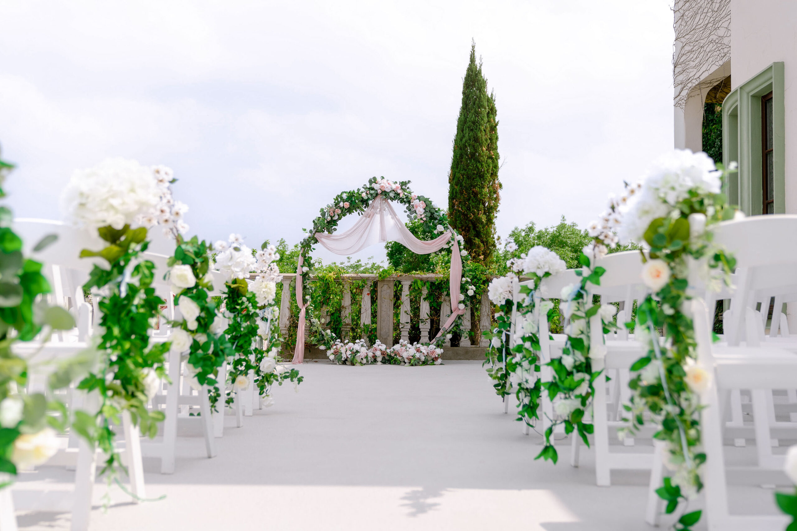 A ceremony space decorated with beautiful florals at the beautiful Stoney Ridge Villa